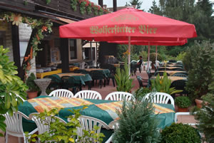 Blick auf den Gastgarten im Desers